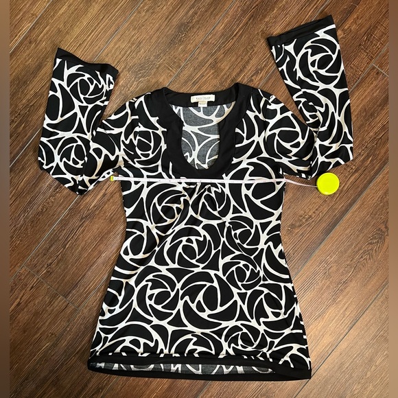 White House Black Market blouse. Size S. Purses are NOT INCLUDED. - Picture 5 of 7